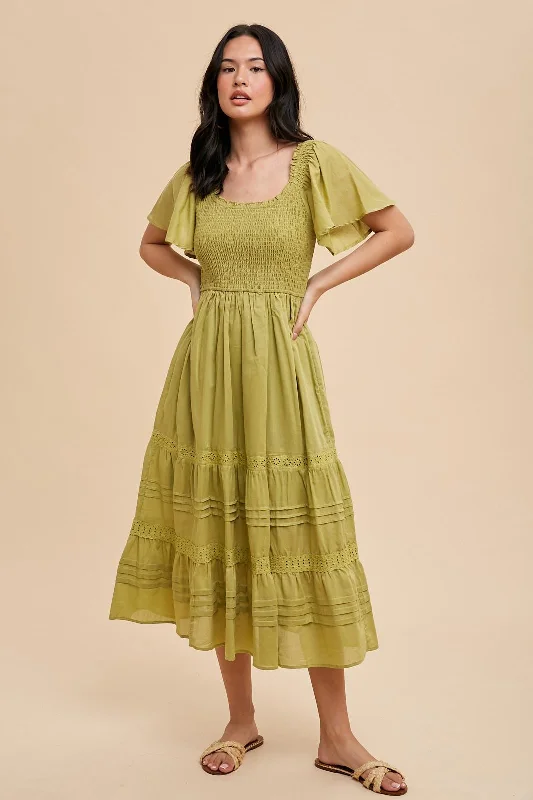 Iconic women’s outfits that never go out of style Green Smocked Short Sleeve Midi Dress Iconic women’s outfits that never go out of style Green Smocked Short Sleeve Midi Dress