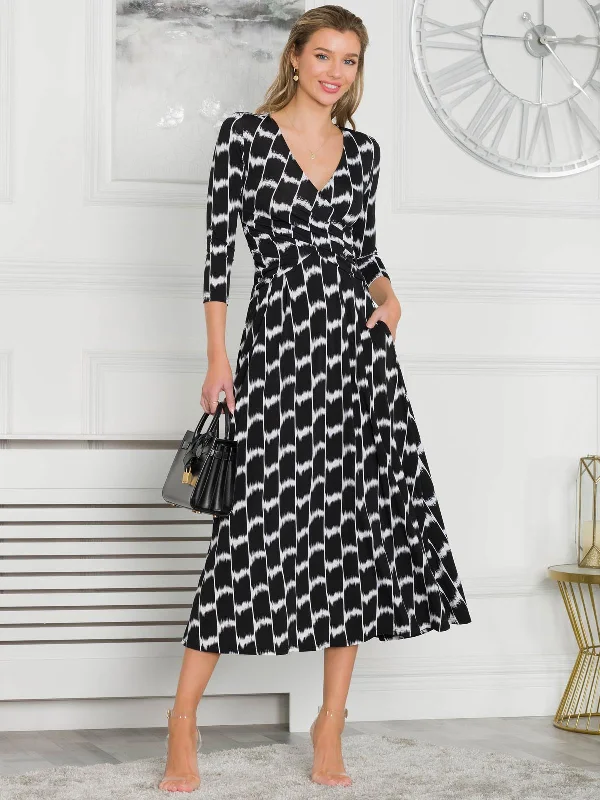 High-quality women’s wear for everyday elegance Quintella Jersey Side Split Maxi Dress, Black Geo High-quality women’s wear for everyday elegance Quintella Jersey Side Split Maxi Dress, Black Geo