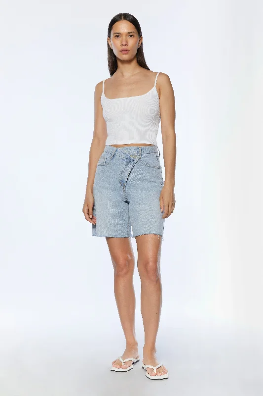 Refresh your wardrobe with trendy women’s apparel   CROSSOVER JEAN SHORT