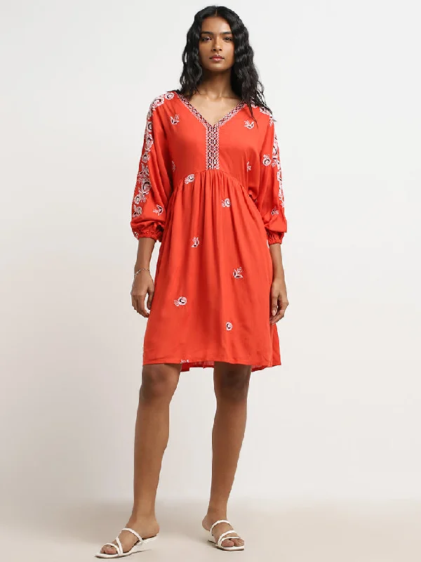 Effortlessly chic outfits for the modern woman LOV Dark Orange Floral Embroidered A-Line Dress Effortlessly chic outfits for the modern woman LOV Dark Orange Floral Embroidered A-Line Dress