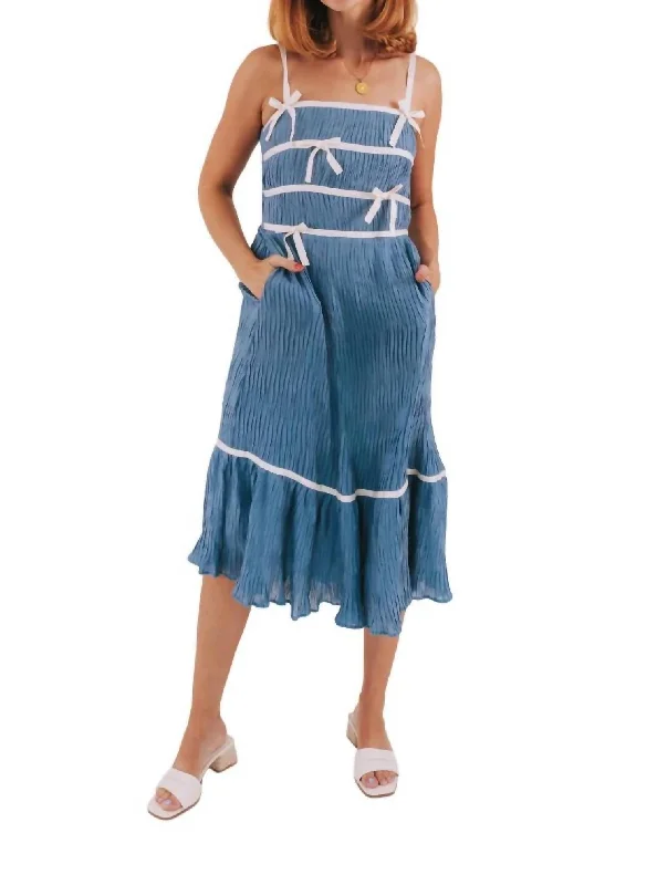 Iconic women’s outfits that never go out of style Plisse Bow Contrast Dress In Dusty Blue Iconic women’s outfits that never go out of style Plisse Bow Contrast Dress In Dusty Blue