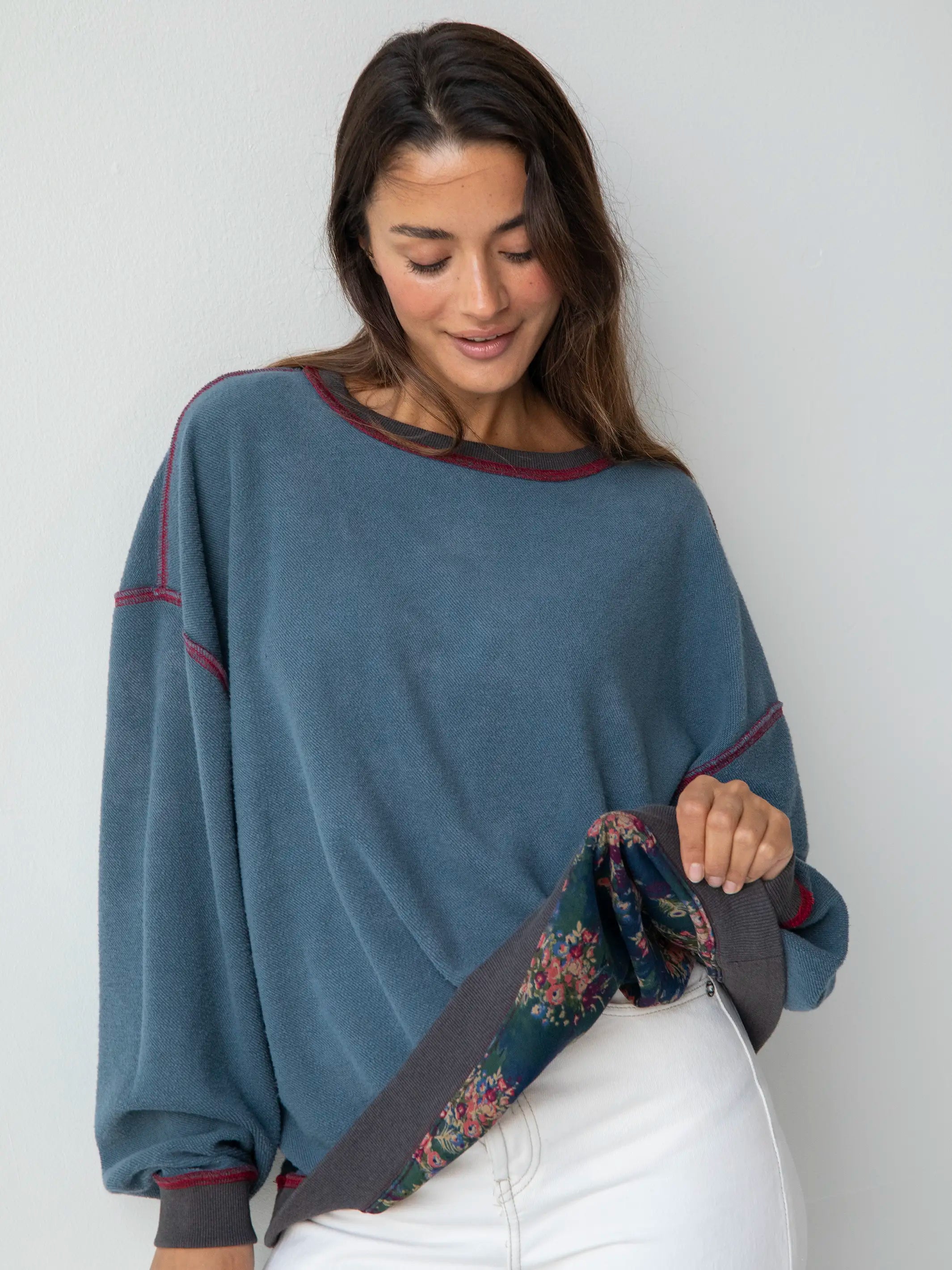 Feminine and fashionable clothing for every wardrobe 2-in-1 Oversized Sweatshirt - Navy Red Feathers Feminine and fashionable clothing for every wardrobe 2-in-1 Oversized Sweatshirt - Navy Red Feathers