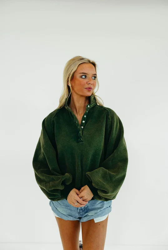Get noticed with eye-catching women’s fashion   Piper Snap Sweatshirt - Hunter Green
