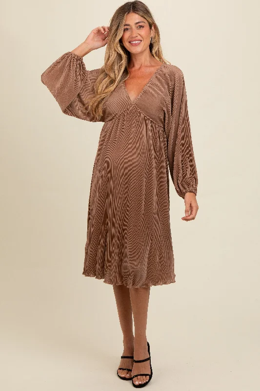 Fashion-forward styles that make a statement Mocha Pleated Deep V-Neck Maternity Midi Dress Fashion-forward styles that make a statement Mocha Pleated Deep V-Neck Maternity Midi Dress