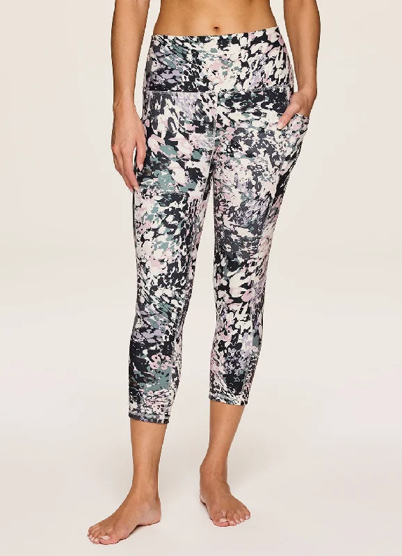 Casual yet chic women’s outfits for work or play   In the Wild Ultra Hold Capri